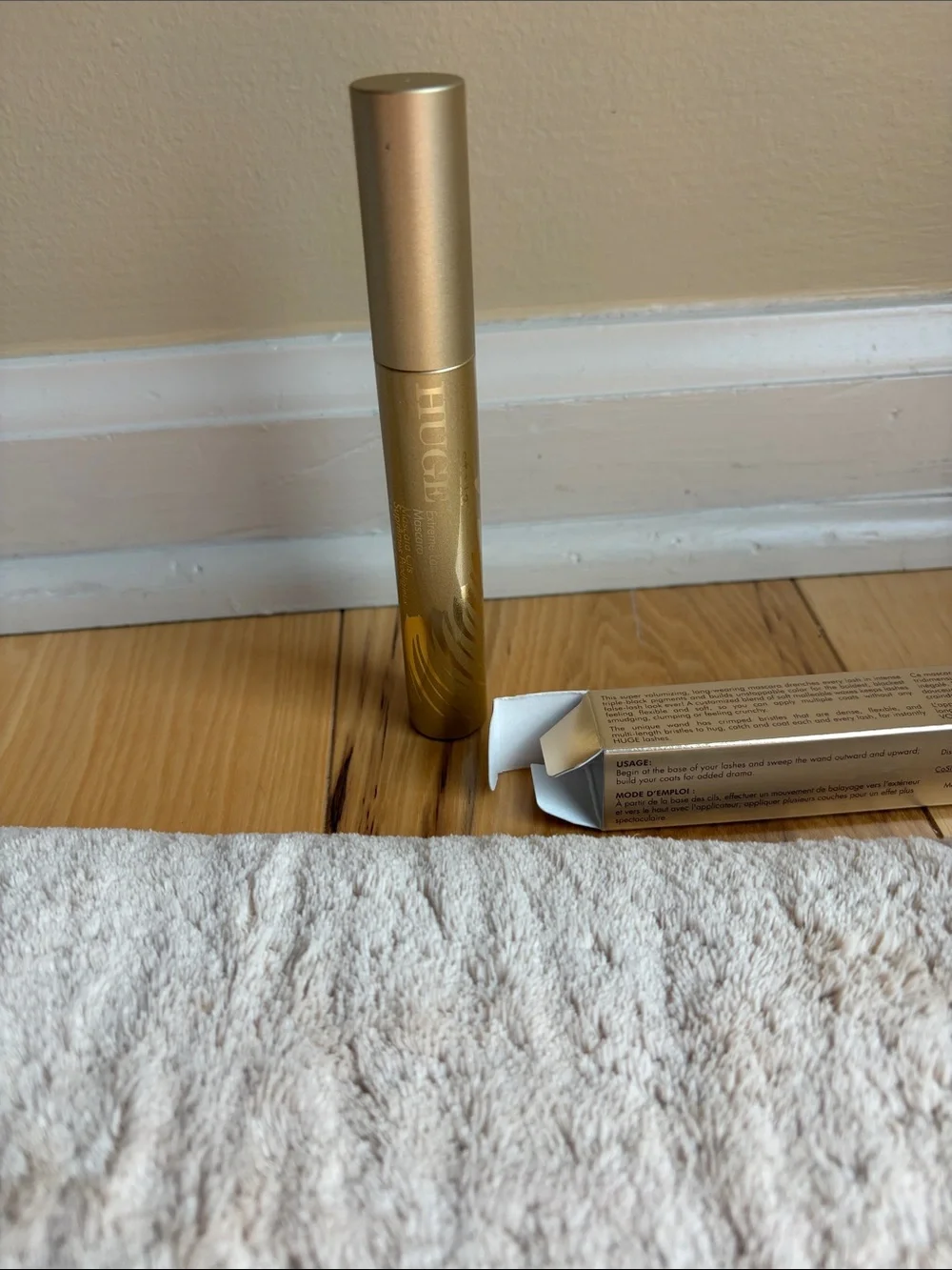Stila HUGE™ Extreme Lash Mascara in gold packaging